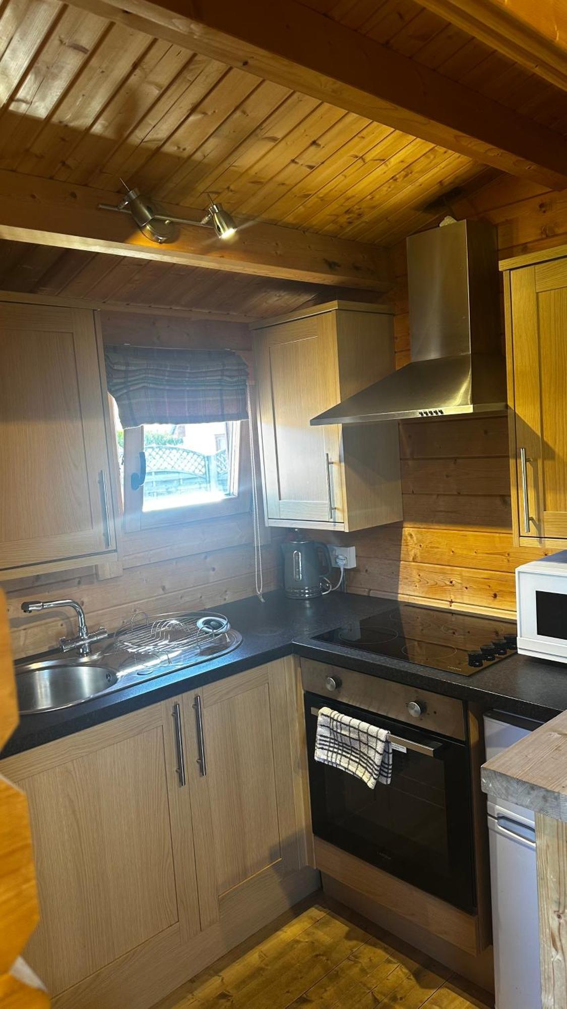 Lochinvar - Highland Log Cabin With Private Hot Tub Airdrie Exterior photo