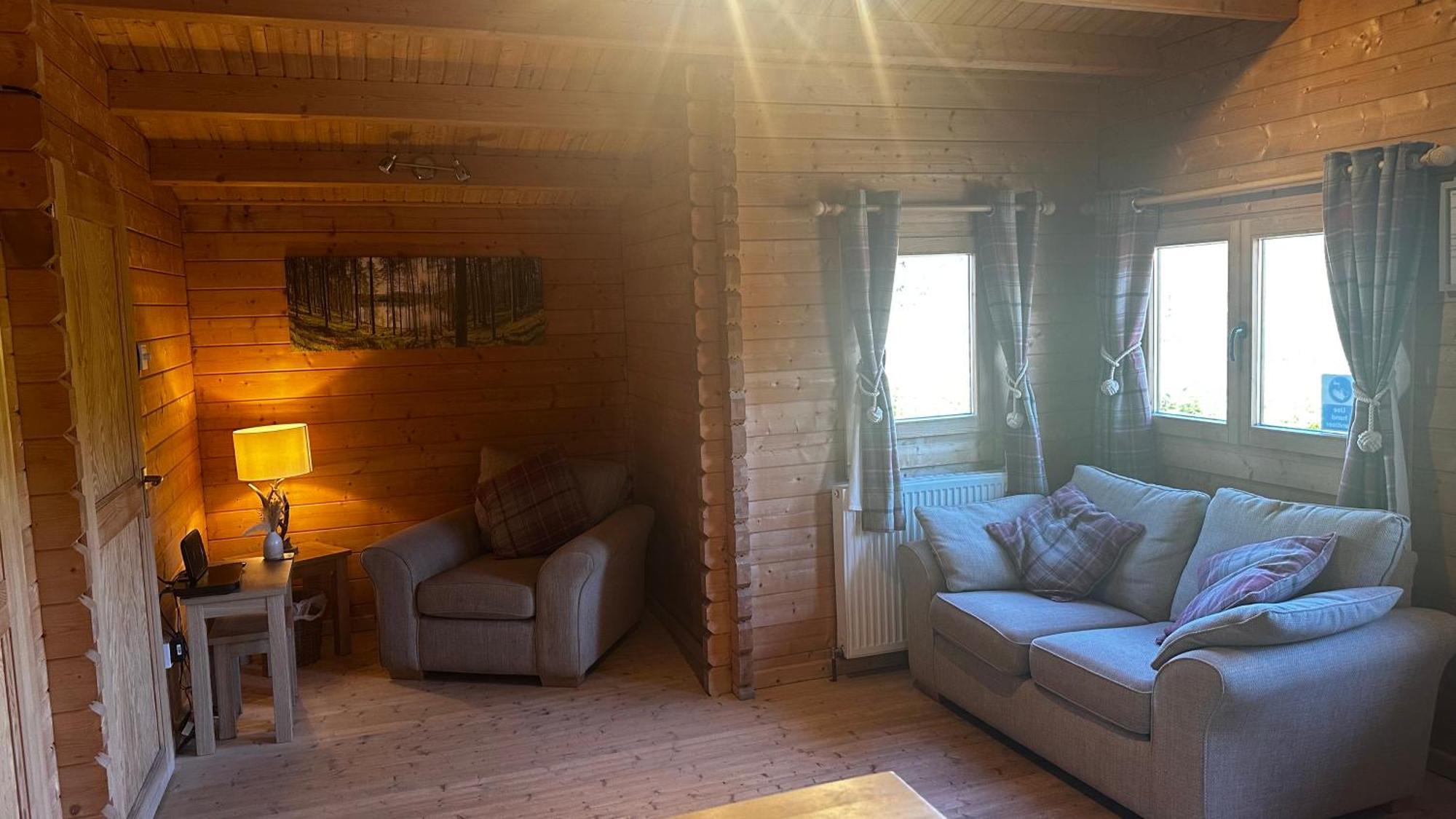 Lochinvar - Highland Log Cabin With Private Hot Tub Airdrie Exterior photo