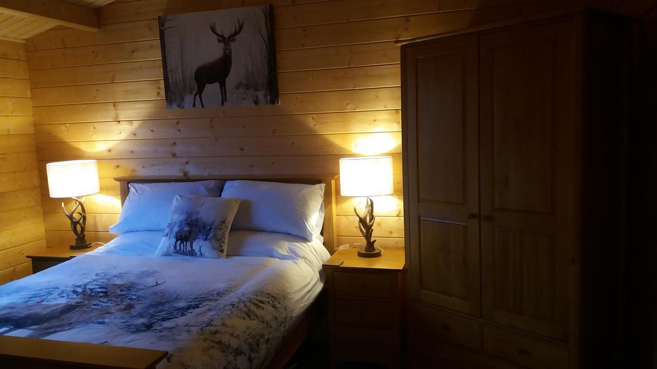 Lochinvar - Highland Log Cabin With Private Hot Tub Airdrie Exterior photo
